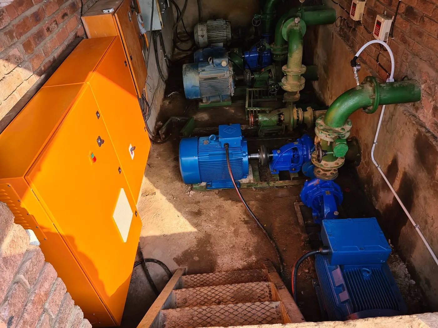 Electrical control installation for agricultural pump systems